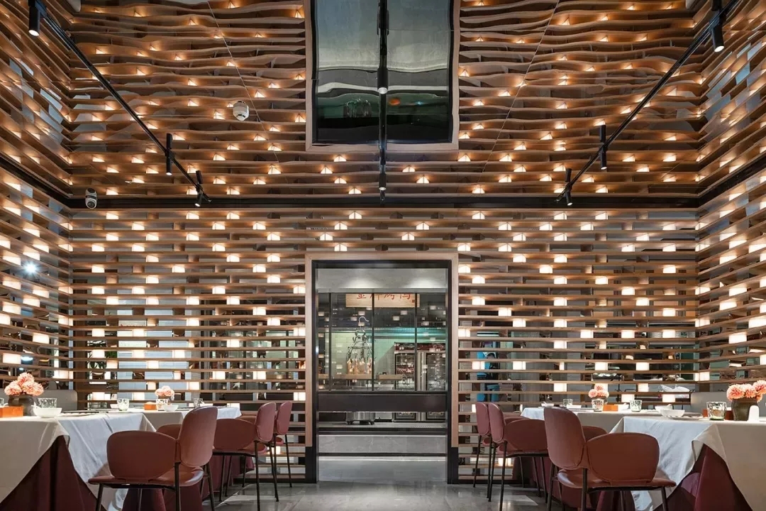 菜单规划大鸭梨烤鸭店以全新的餐饮空间设计，冲破品牌桎梏，重塑品牌形象
