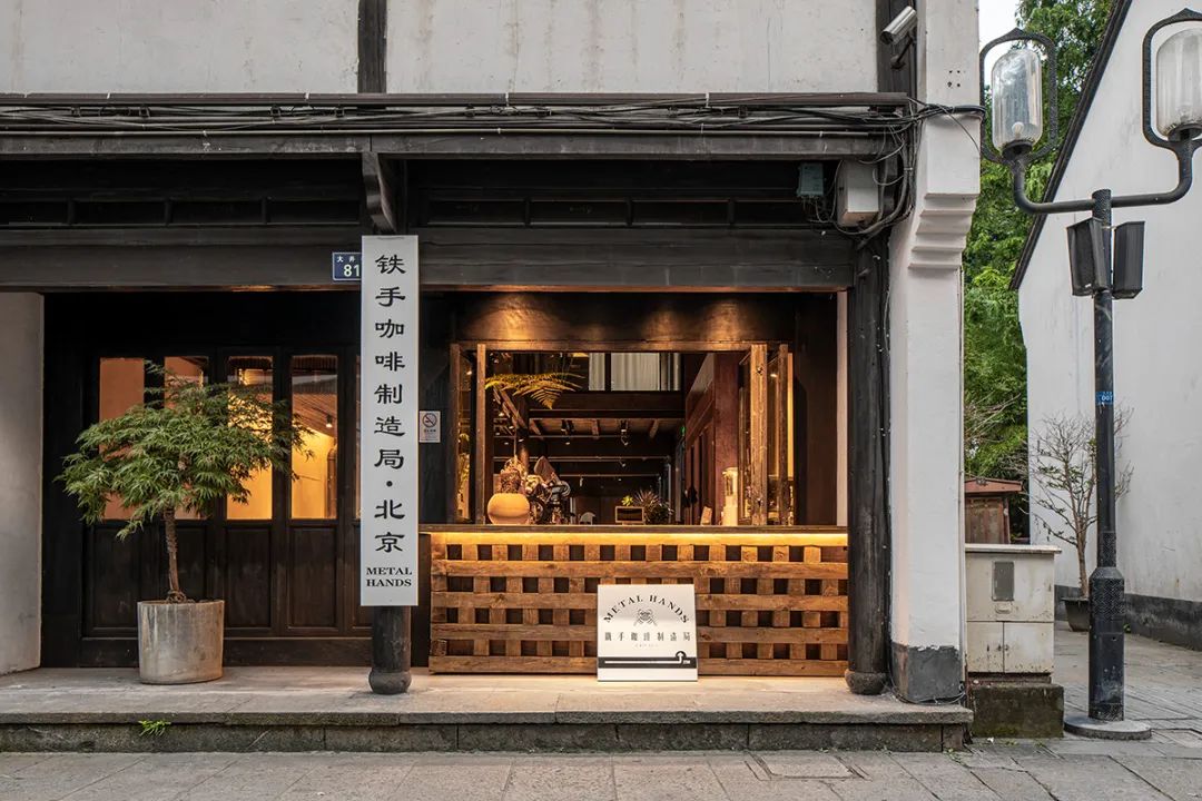 菜单规划打破传统，让咖啡店的深圳餐饮空间设计中西合璧